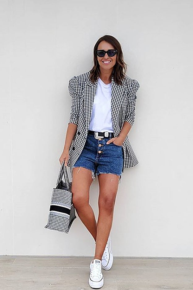 La americana de cuadros Vichy que lleva Paula Echevarría es de Bershka.