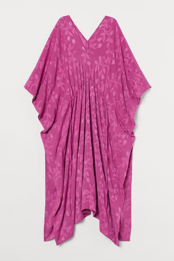 Los caftanes se han convertido en los reyes de la colección de primavera de H&M, y este, en color lila en tenido de jacquard es uno de los más deseados. Tiene un precio de 39,99 euros.