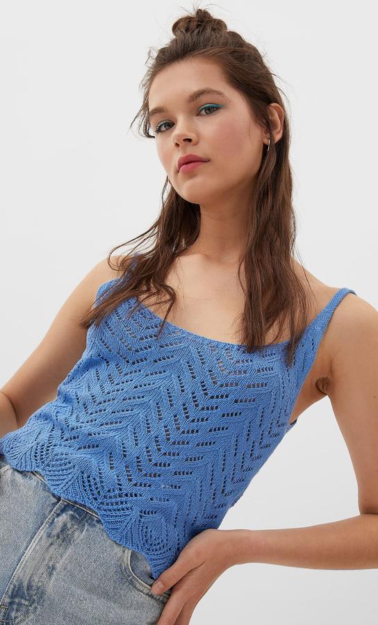 Disponible en color azul, rosa o crudo, este top de crochet de tirantes y bajo con onda es de Stradivarius y tiene un precio de 12,99 euros.