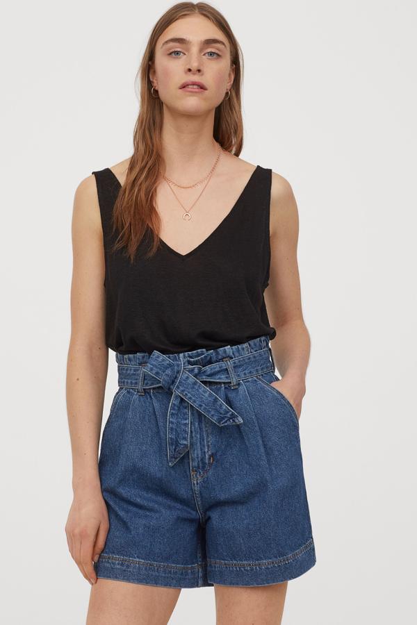 Disponible en dos tonos de azul, estos vaqueros cortos paper bag serán tus mejores aliados este verano. Con cinturón extraíble, está confeccionado con algodón parcialmente reciclado, y tienen un precio de 24,99 euros.