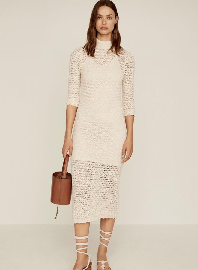 Con un diseño entallado, este vestido de crochet de cuello alto y manga larga cuenta con cierre de botones en la parte trasera y es de Mango. Tiene un precio de 49,99 euros.