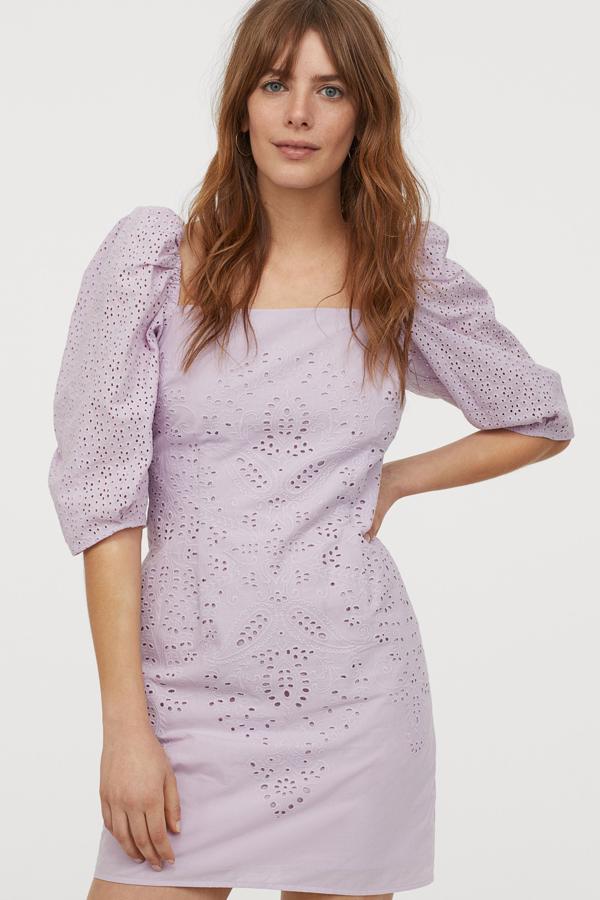 En color lavanda, este vestido corto entallado en algodón orgánico con bordado inglés cuenta con escote cuadrado delante y detrás. Con mangas abullonadas, tiene un precio de 29,99 euros.