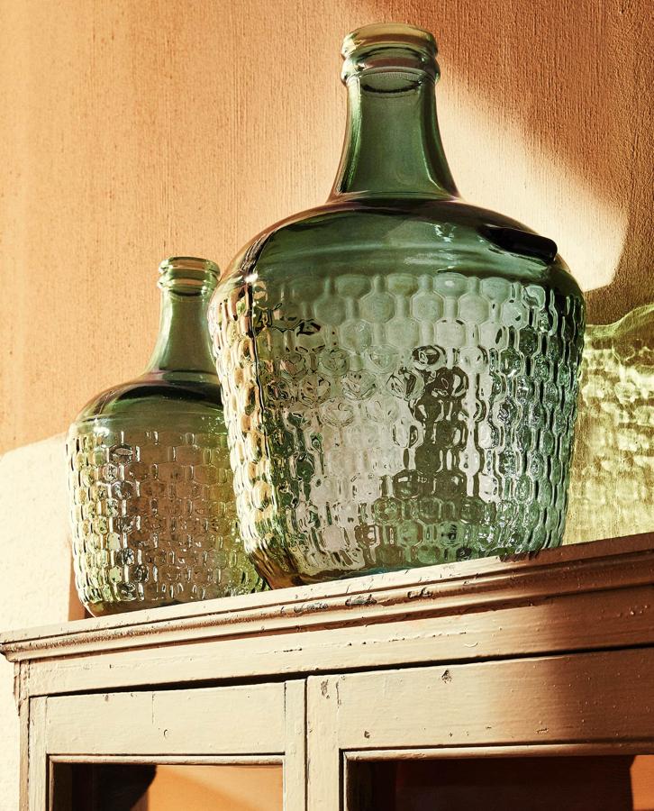 Esta botella de vidrio 100% reciclado, te servirá tanto para contener líquido como elemento decorativo. Tras un pequeño descuento, tiene un precio de 29,99 euros.