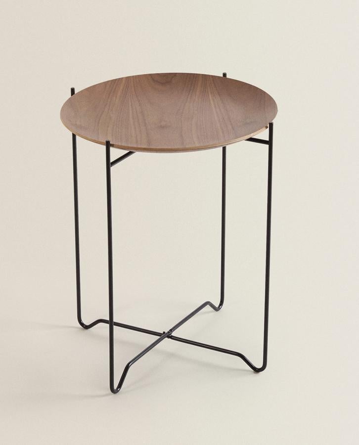 Con patas plegables metálicas, esta mesa tipo bandeja redonda de madera tiene un precio de 39,99 euros. Sus medidas son 40x52x40 centímetros.
