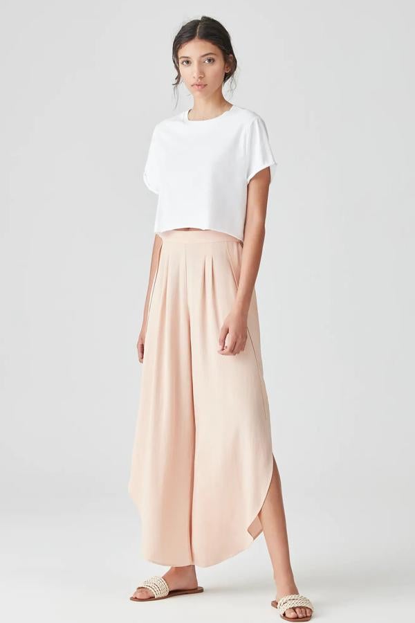 Este pantalón de inspiración rústica está confeccionado en mezcla de viscosa y lino y está disponible en rosa empolvado, en negro o en blanco. Con detalle de pinzas delanteras, es de Pull & Bear y tiene un precio de 19,99 euros.