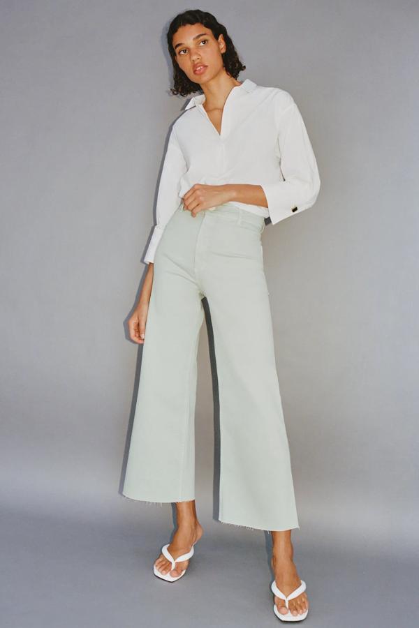 En color verde, estos jeans de tiro alto con bolsillos y bajo acabado sin costura sientan de maravilla. Confeccionados con algodón orgánico, son de Zara y tienen un precio de 29,95 euros.