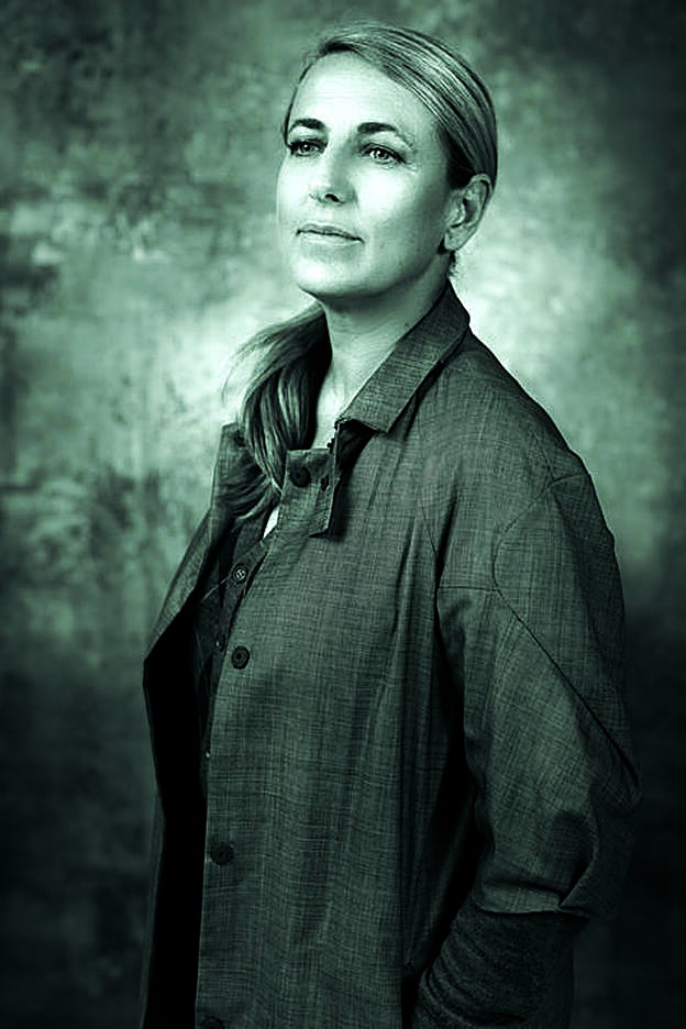 La diseñadora asturiana ha firmado su primera colaboración con Louis Vuitton.