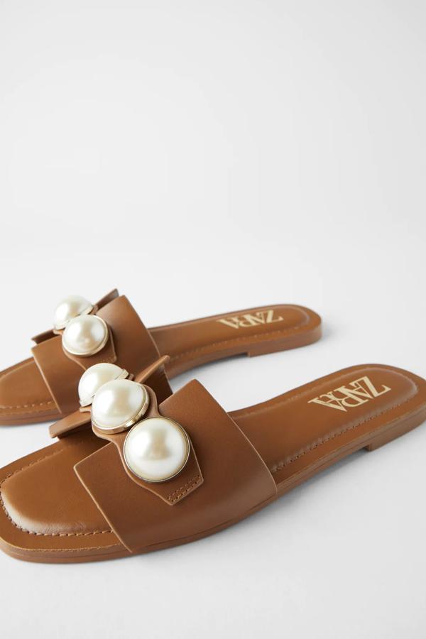 Estas sandalias planas de piel en color cuero cuentan con detalle de perlas en la parte delantera. Son de Zara y tienen un precio de 29,95 euros.