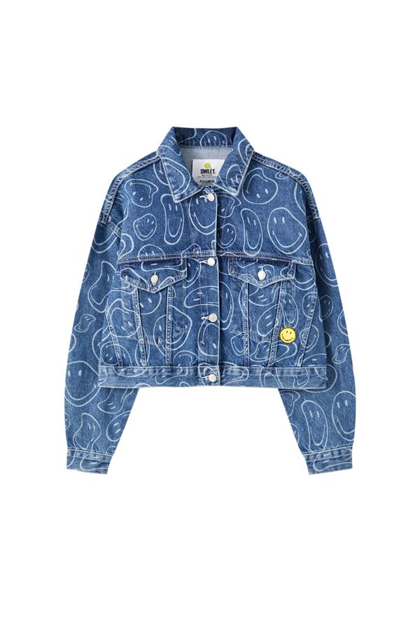 Si buscas una cazadora vaquera diferente pero sin abandonar el azul más tradicional, esta viene con print de Smiley en contraste, cuello clásico y cierre de botones. Disponible entre las tallas XS y XL, cuesta 39,99 euros.