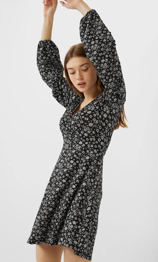 Estampado floral blanco sobre fondo negro para este vestido mini de Stradivarius que tiene escote cruzado acabado en pico con falda de vuelo. Está rebajado y de 15,99 euros ha pasado a 11,19 euros. Podemos encontrarlo en las tallas S, M y L.