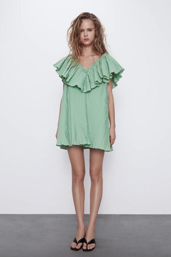 Este bonito vestido en verde lavado de Zara viene con diseño plisado y un original detalle de volante en el escote acabado en pico. Con manga sisa y forro interior, pertenece a la colección sostenible de la firma y cuesta 19,95 euros. Está disponible entre las tallas M y XL.