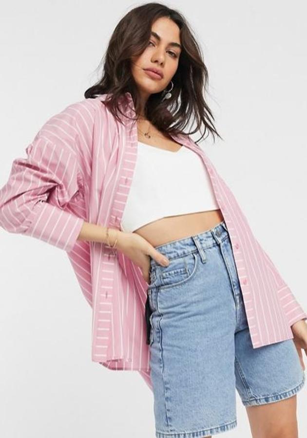 Camisa extragrande  de rayas en color rosa (35,99 euros).