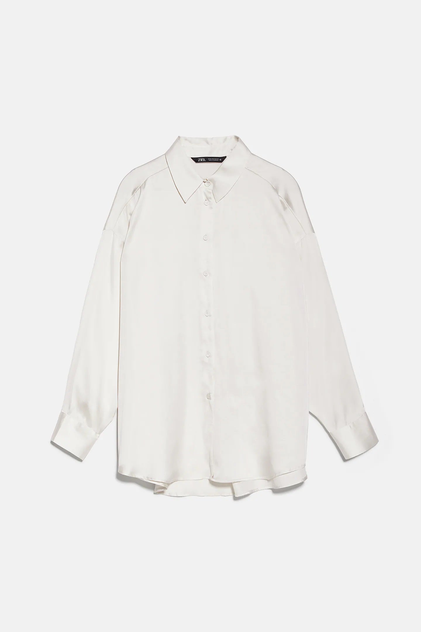 La camisa blanca satinada, un esencial en cualquier armario. De la nueva colección de Zara. (25,95 euros).