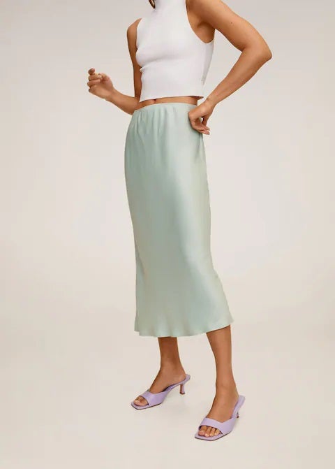 Falda midi en color verde agua de Mango. (29,99 euros).