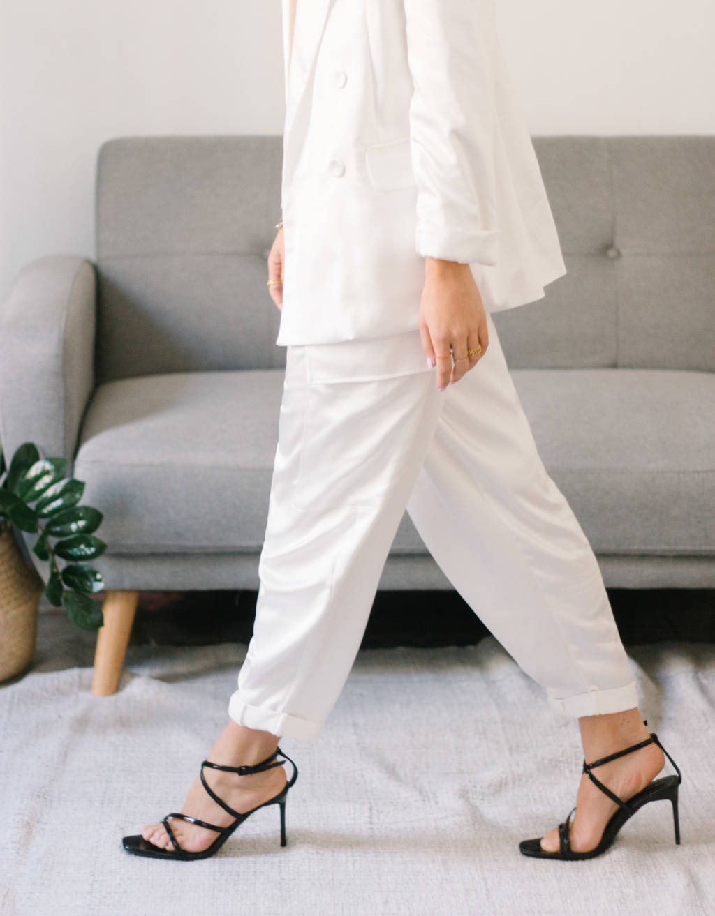 Pantalones blancos tipo cargo de con tejido satinado de Bershka. (25,99 euros).