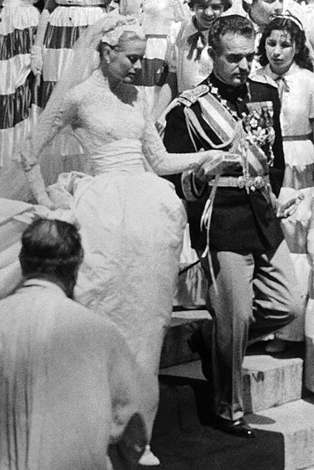 Rainiero de Mónaco y Grace Kelly recién casados.