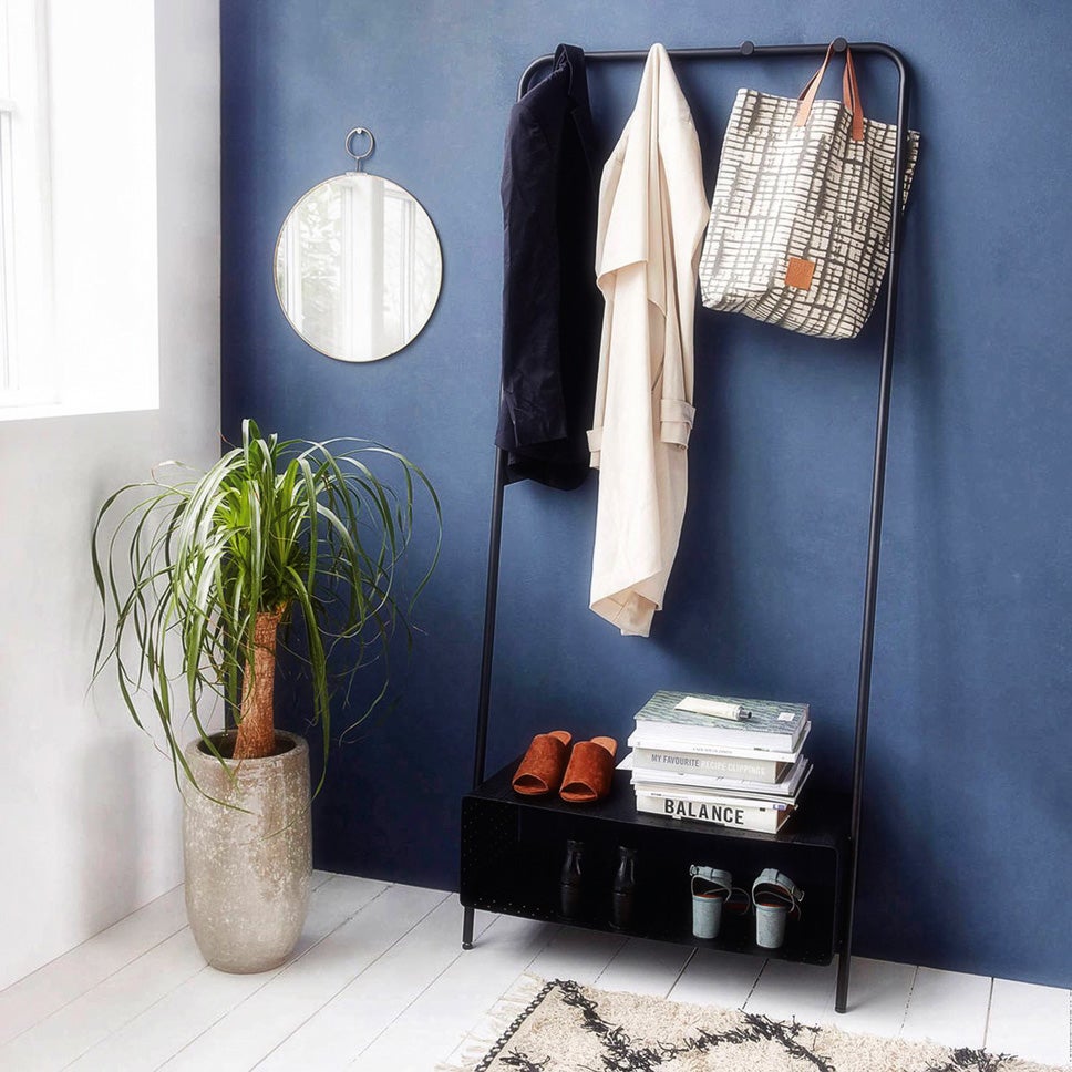 La nueva hospitalidad rima con higiene y organización. El mejor aliado del orden siempre ha sido una buena barrera al caos en la entrada: zapateros, percheros, organizadores de cartas y llaves... Ningún virus (incluido el desorden) es bienvenido. Recibidor con perchero-zapatero de House Doctor. (239,95 € en livingand-company.com).