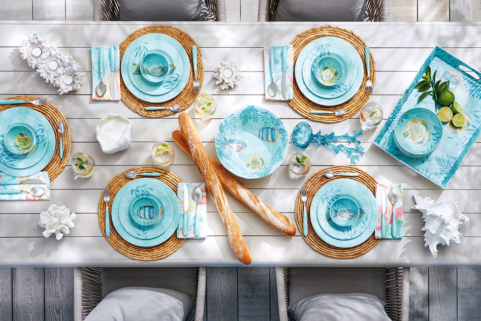 Extrañar a los nuestros y hallar refugio en la cocina, dos efectos secundarios de la clausura que nos han recordado que lo importante suele suceder alrededor de la mesa. Mesa con piezas en melamina de El Corte Inglés.