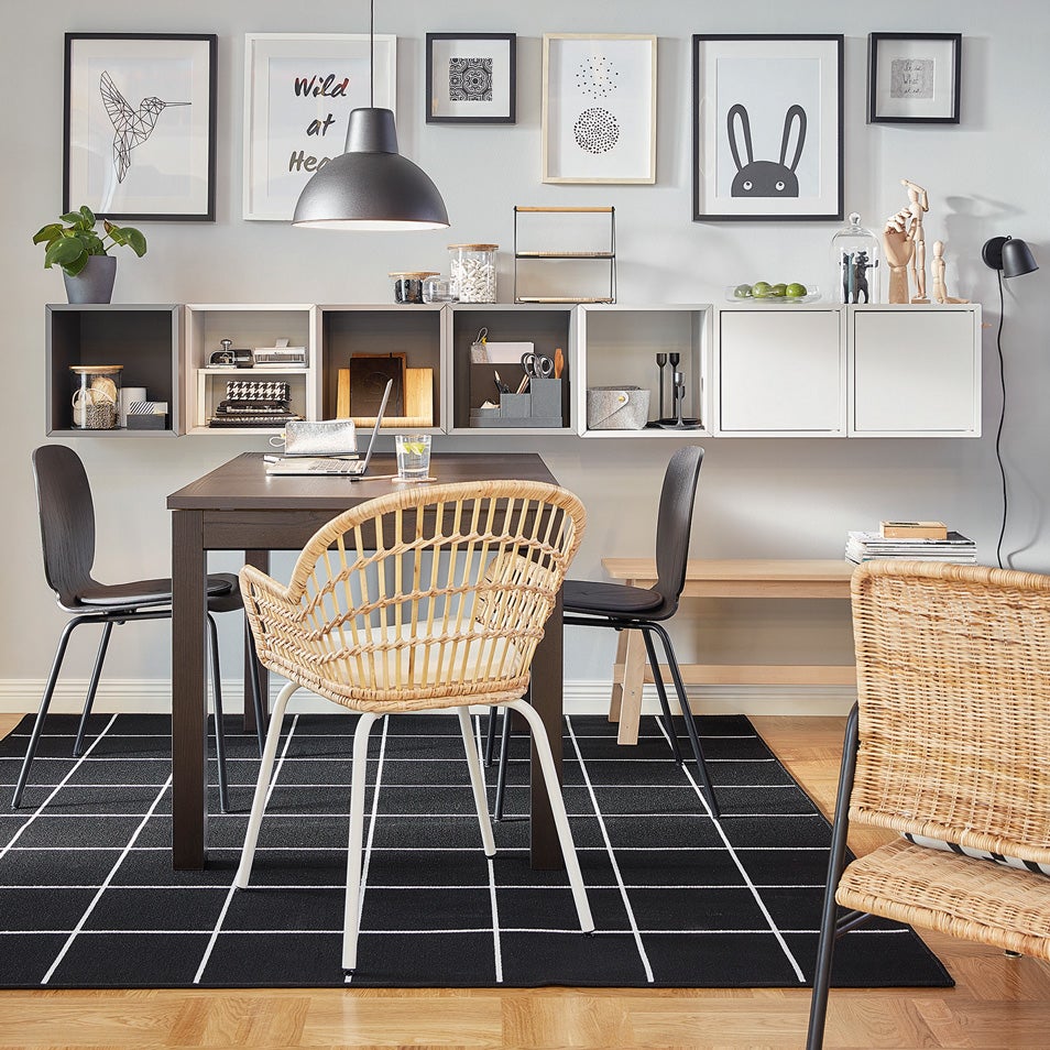 La cuarentena ha precipitado una tendencia que ya era imparable. A efectos decorativos, estos son los principios que deben regir nuestra oficina doméstica: ausencia de distracción, iluminación natural, higiene postural, orden, color y vegetación. Propuesta de Ikea.