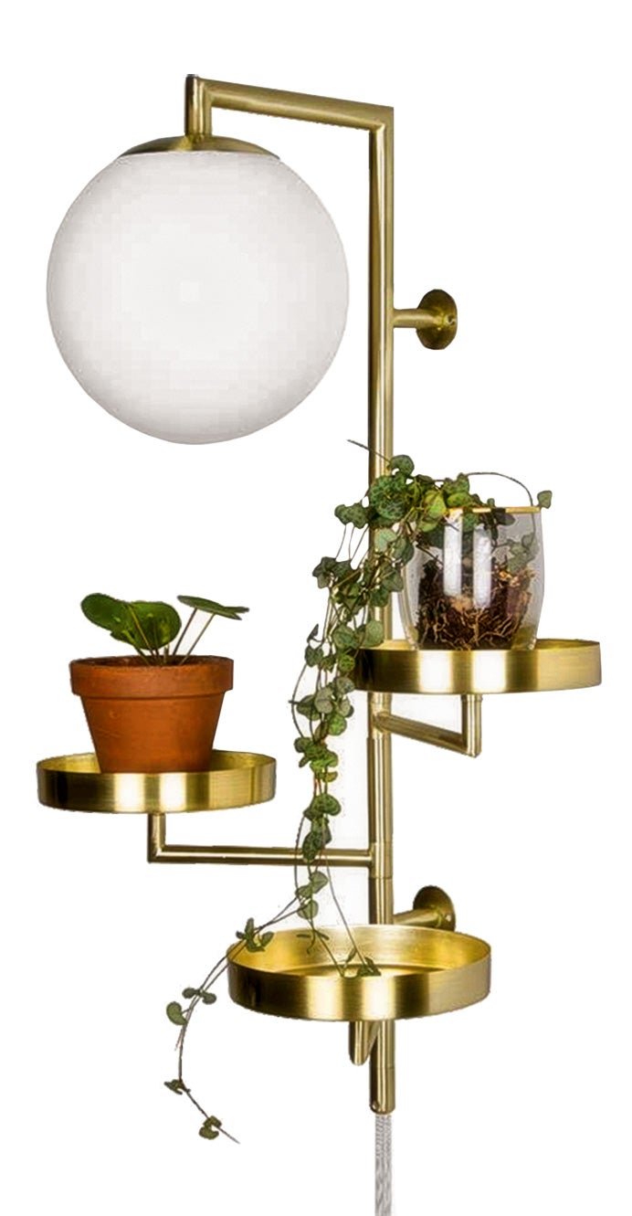 Lámpara con bandejas de Globen Lighting (233 €) en nordicnest.es.