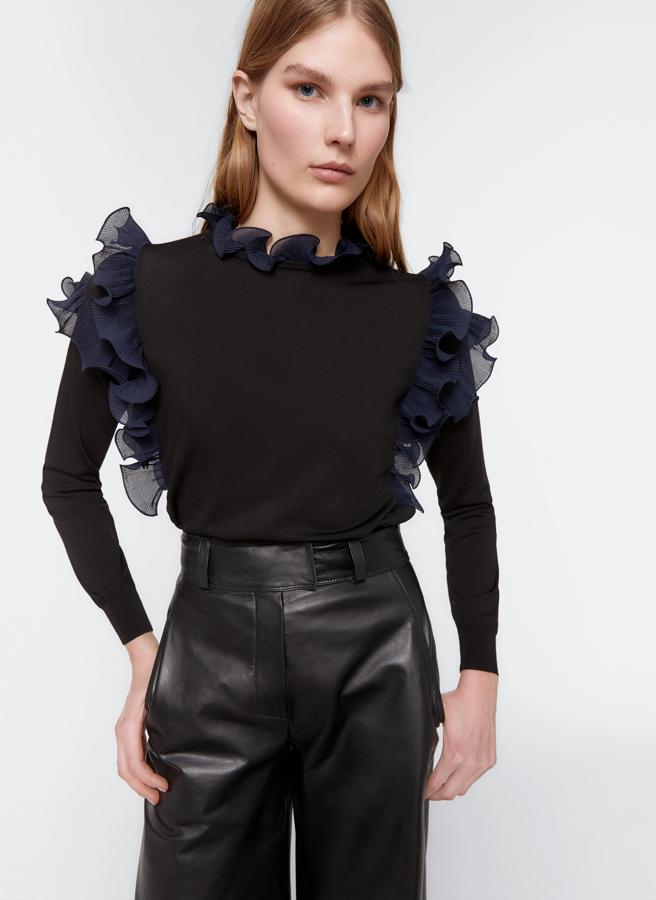 De punto fino con aplicaciones de tejido plisado, de Uterqüe (80,50 €).