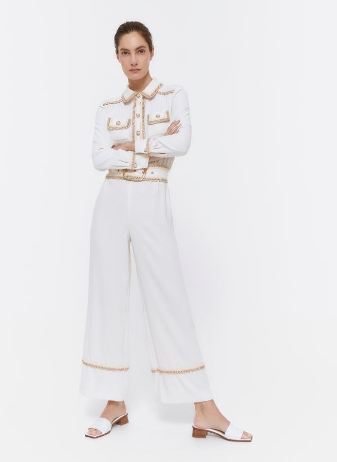 Con detalles de pasamanería y botones de perla, de Uterqüe (139,30 €).