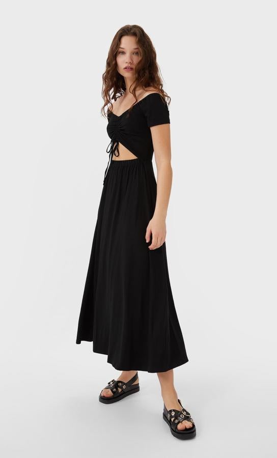 Vestido negro largo, de manga corta y con abertura central, de Stradivarius (25,99 euros).