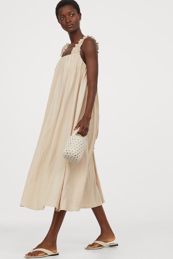 Vestido en tejido rústico y tirantes elásticos, de H&M (39,99 euros).