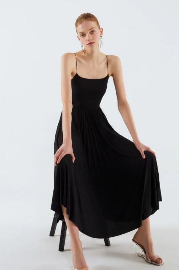 Vestido de tirante fino con falda plisada, de Sfera (35,99 euros).