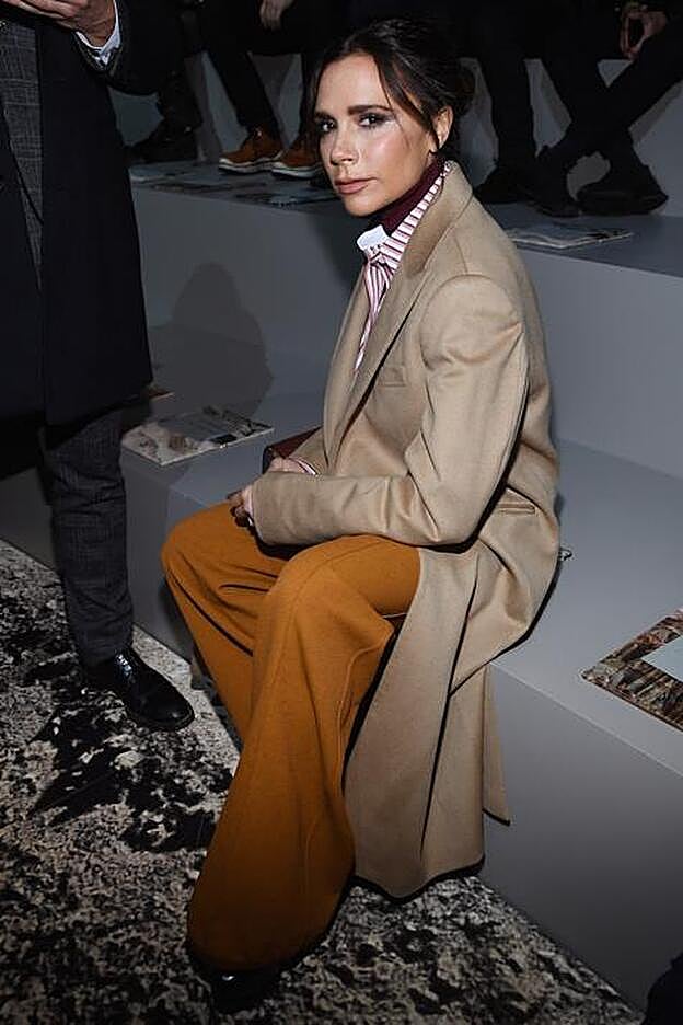 En el nuevo armario de Victoria Beckham tienen un papel protagonista las prendas masculinas: líneas unisex, pantalones, camisas, casi siempre en una silueta amplia.
