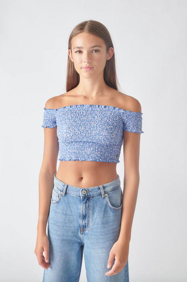 Diseño cropped y estampado floral para este top de Pull&Bear que tiene fruncido nido de abeja en toda la prenda. Cuesta 9,99 euros y está disponible en las tallas S, M y L.