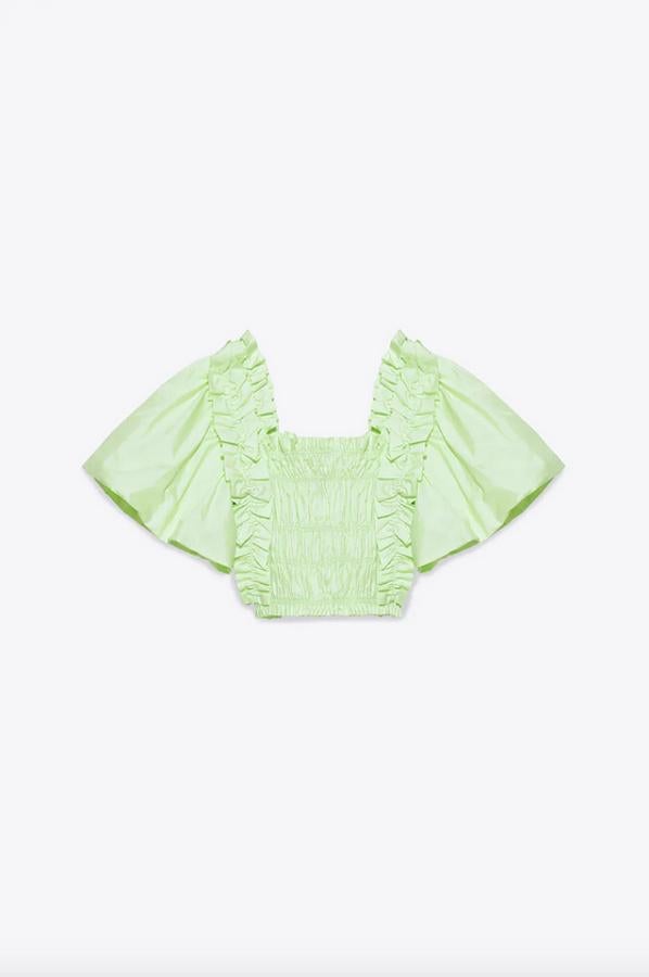 Tiene que volver a la web de Zara en todas las tallas, (de la XS a la XXL) pero este top es tan bonito que no nos importa esperar. Con escote recto amplio y manga corta abullonada, pertenece a la colección sostenible de la firma de Inditex porque está confeccionado con algodón orgánico. En color lima, tiene un precio de 19,95 euros.