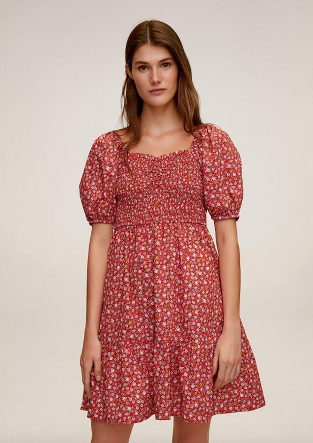 Otro de los vestidos con nido de abeja es este de Mango nos parece ideal para los estilismos veraniegos, ya que también viene con estampado floral sobre un vistoso fondo rojo. Con escote recto y diseño acampanado, viene con coletero a juego incluido y cuesta 29,99 euros. Está disponible entre las tallas XS y L.