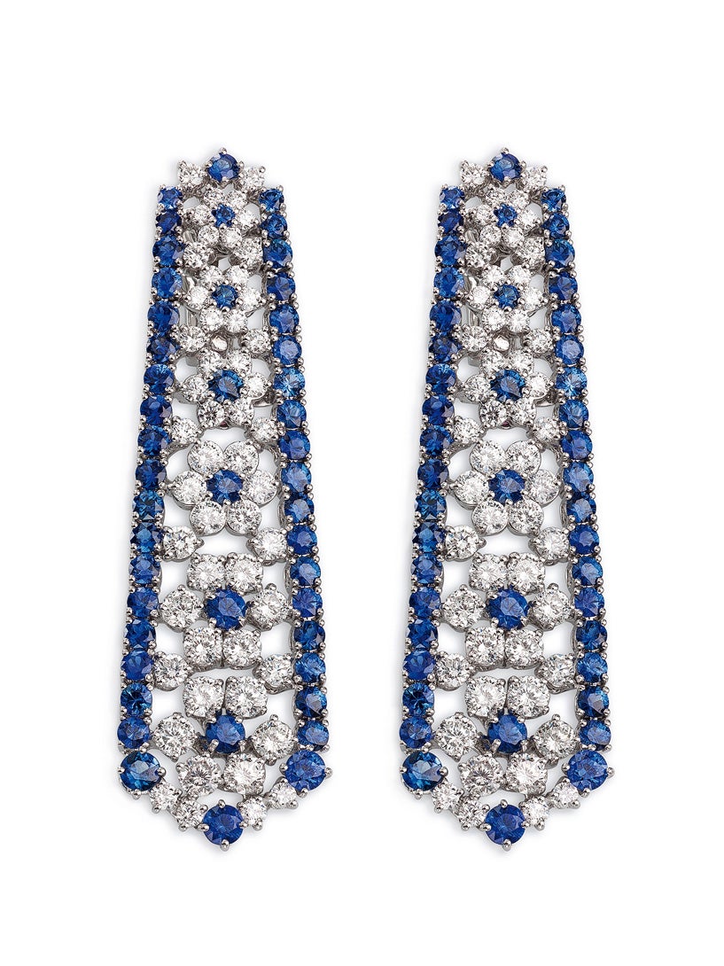 De oro blanco con diamantes y zafiros azules, de Roberto Coin (c.p.v.).