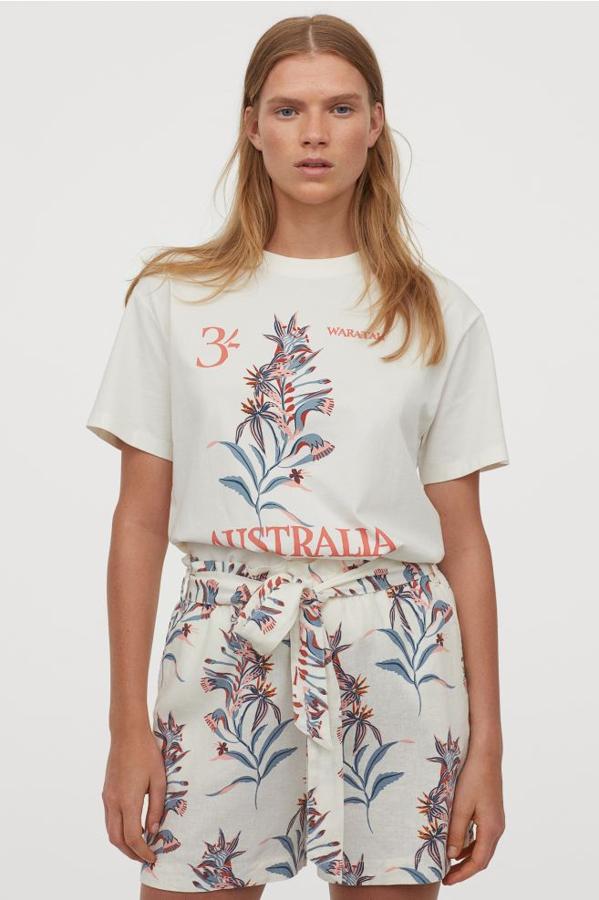 No son tan tropicales como el resto pero no nos hemos podido resistir a traer a esta selección estos bonitos shorts de la colección Desmond & Dempsey de H&M, por culpa de sus bonitos tonos azules y rosas y su diseño con cintura paperbag. Tienen un precio de 24,99 euros y están disponibles entre las tallas 32 y 46, aunque las dos últimas se están agotando.