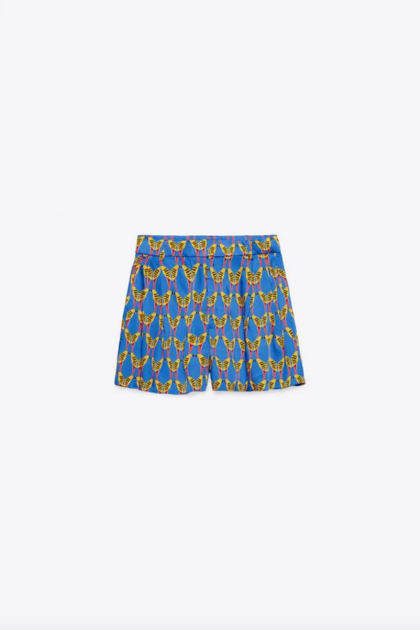 Entre las propuestas más vistosas de esta selección están estos shorts satinados de Zara en color azul con estampado de loros en color amarillo. Con detalle de pinzas y cierre frontal con cremallera, cuestan 19,95 euros y están disponibles entre las tallas XS y XL.