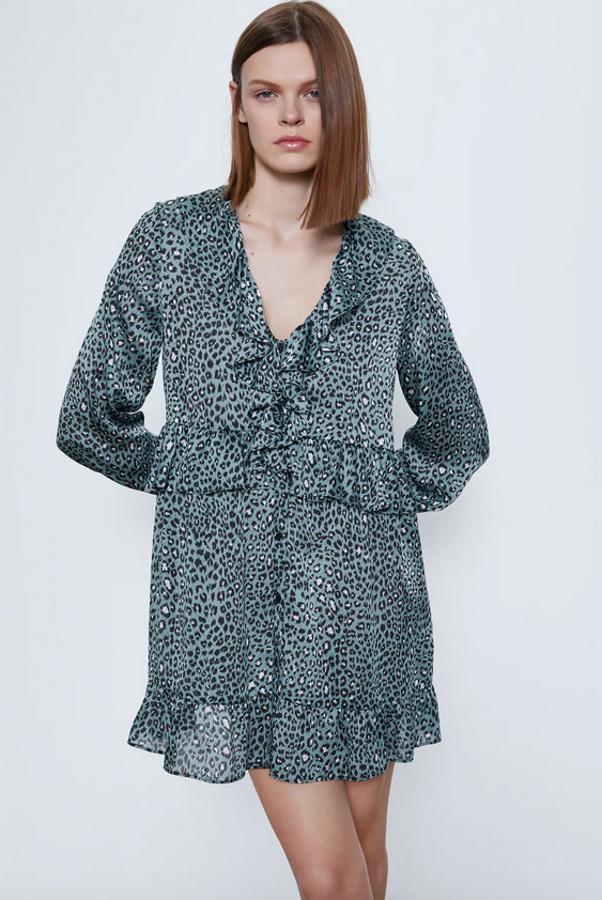 Estampado de leopardo sobre fondo gris azulado para este vestido corto con escote de pico y manga larga de Zara. Con detalle de volantes en el frontal y cierre de botones en color negro, solo queda en la talla XL y de 29,95 euros ha pasado a costar 15,99 euros.