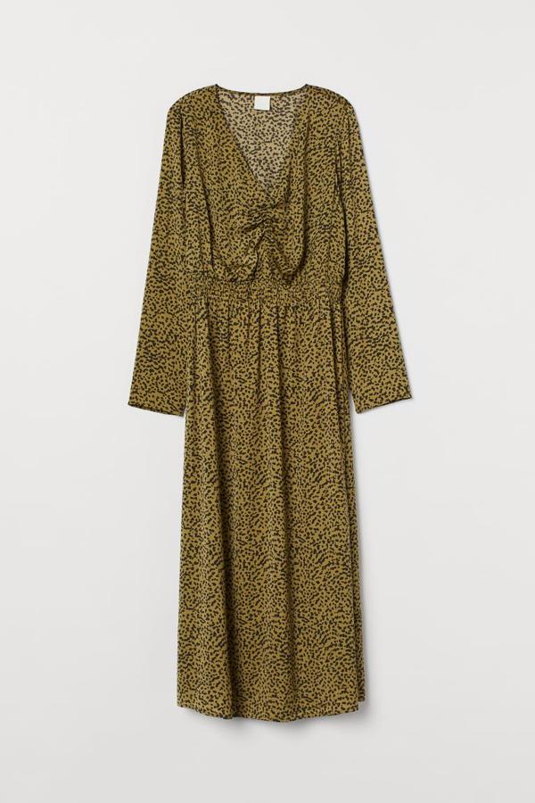 Diseño midi para este vestido de satén en color verde apagado con estampado de leopardo de H&M. Con escote de pico y elástico fruncido para un efecto drapeado, ha pasado de 29,99 euros a 15,99 euros. Está disponible en las tallas 38 y 40 y se están agotando.