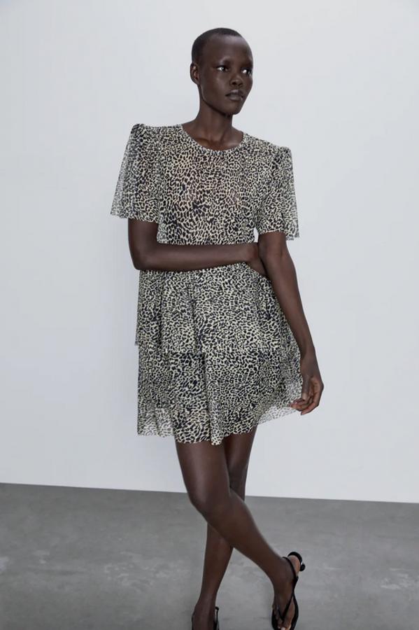 Otra de las propuestas más atractivas de Zara es este vestido de cuello redondo y manga corta con bajo acabado en volantes y forro interior en tul con volumen. De 22,95 euros ha pasado a costar 12,99 euros y solo queda en la talla L.