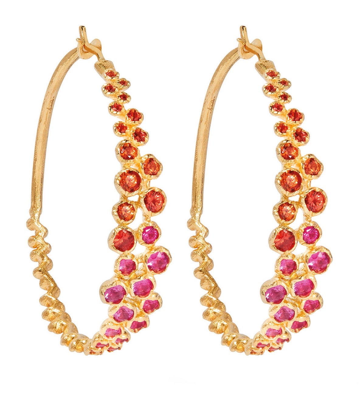 De oro amarillo y zafiros, de Annoushka (c.p.v.).