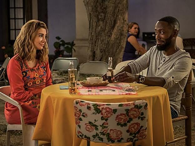 Te enamoraste del hombre equivocado... o no: Nasim Pedrad y Lamorne Morris en Atrapa ese email (Netflix)