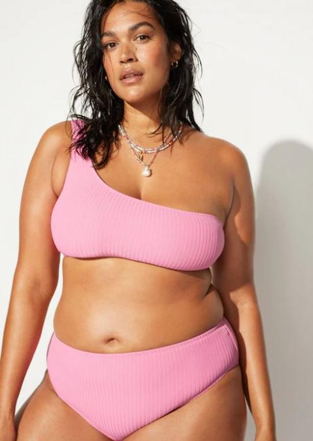 Bikini rosa de canalé con top asimétrico, de Violeta by Mango (braguita por 19,99 euros).