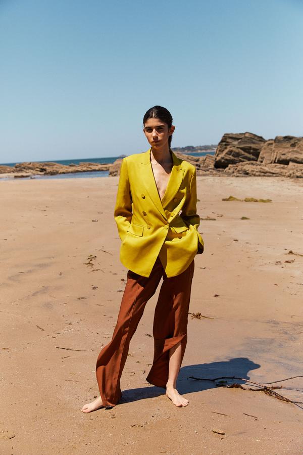Blazer satinada de corte masculino con botonadura cruzada de las rebajas de verano de Sfera. Costaba 59,99 y rebajada está en 39,99 euros.