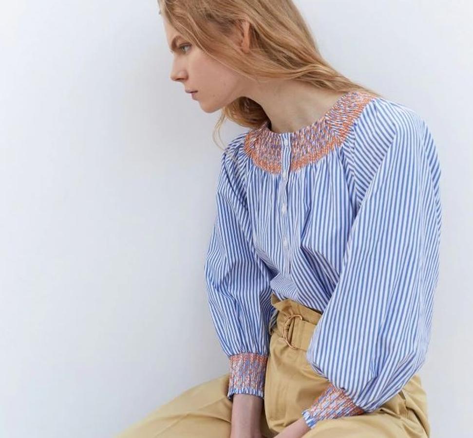 Camisa de rayas con una de las tendencias del verano, el nido de abeja, de las rebajas de verano de Sfera. Sin descuento costaba 29,99 y ahora 19,99 euros.