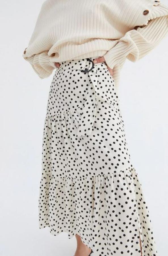 Falda midi de lunares con vuelo y volantes, de las rebajas de verano de Sfera. Antes de los descuentos costaba 35,99 euros y ahora, 19,99.