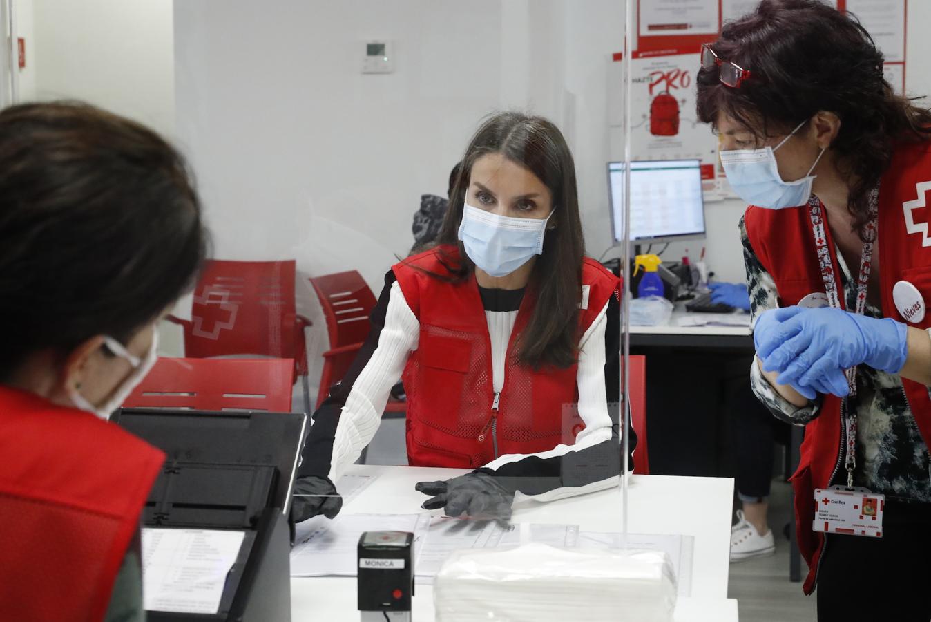A finales de mayo, la Reina visitó una de las sedes de la Criz Roja en Madrid, donde además de conocer el trabajo de los voluntarios, se puso al teléfono para hablar con una de las mujeres que reciben sus servicios de apoyo. De nuevo pudimos ver a Letizia con su inseparable mascarilla azul, exactamente la misma que llevaban las trabajadoras de Cruz Roja. Es una mascarilla orientada no tanto a protegernos a nosotros mismos (aunque sí suponen una barrera), como a proteger a los demás.