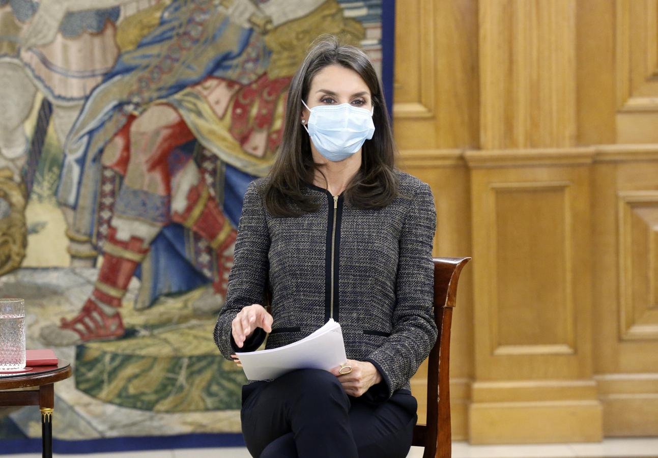 Aunque llevamos varias semanas viendo a Letizia con la obligatoria mascarilla, aún sigue chocándonos la imagen. En todas las recepciones y comparecencias ante la prensa en el Palacio de la Zarzuela, la Reina ha elegido la mascarilla azul que se ha convertido en inseparable para la mayoría de la ciudadanía española. Es, digámoslo así, la mascarilla más común y popular, y la que remite más directamente al sufrimiento que han vivido los enfermos durante la crisis del coronavirus , al esfuerzo de los médicos y al dolor de las familias de los fallecidos.