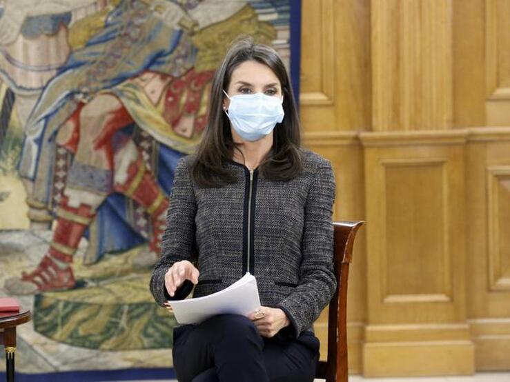 Fotos: El mensaje secreto que las mujeres con poder como Letizia o Isabel Díaz Ayuso lanzan desde sus mascarillas