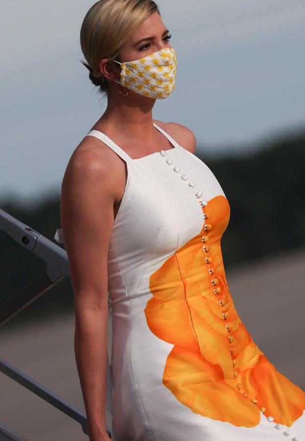 Ivanka Trump se desmarcó de su padre el presidente desde los inicios de la pandemia del coronavirus en Estados Unidos: quiso llevar mascarilla para proteger y para protegerse en todas sus apariciones públicas. Ha llevado una sobria mascarilla negra en varias ocasiones, pero en muchas más la hemos visto con mascarillas textiles estamapdas, muchas veces coordinadas con su vestido.