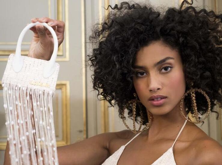 Fotos: Pequeños grandes aliados:11 bolsos mini que elevarán tu estilo al máximo en los looks de verano